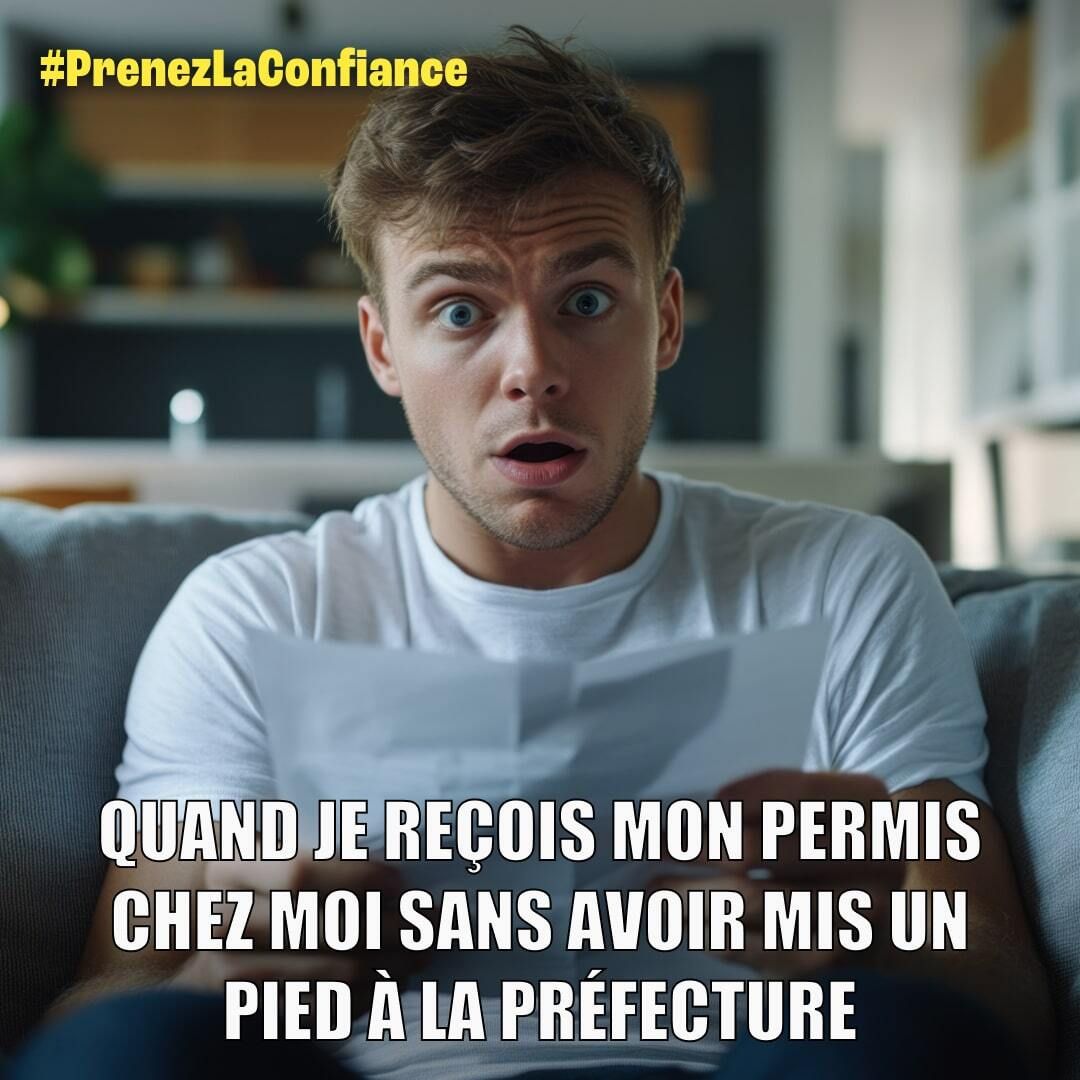 Mème présentant un gros plan sur un jeune homme assis sur un canapé avec une expression de surprise exagérée, bouche ouverte et yeux écarquillés, accompagné du texte : "Quand je reçois mon permis chez moi sans avoir mis un pied à la préfecture". Hashtag : #PrenezLaConfiance.